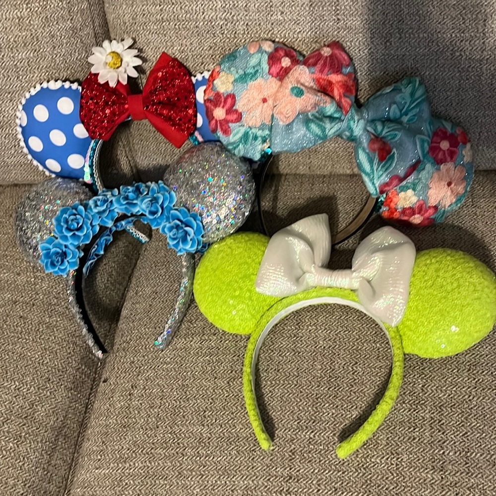 Set of 4 custom made Minnie ears! Perfectly for visiting every Walt disney parks